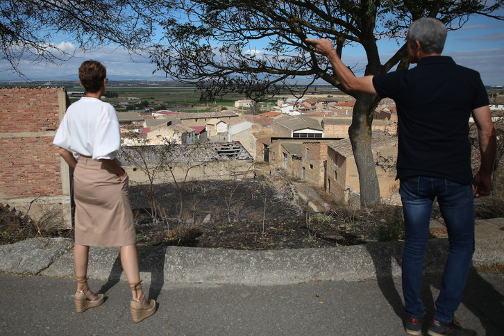 La lehendakari María Chivite observa los daños provocados por el fuego en Valtierra.