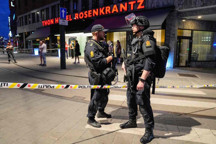 Agentes de la Policía noruega, en el lugar del ataque al pub LGTBI.