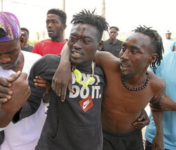 Varios migrantes se dirigen al CETI de Melilla tras saltar la valla.