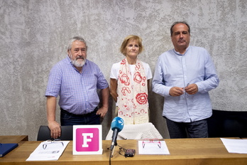 Fernando Armendariz, Teresa Fagoaba y Agus Hernan, en la rueda de prensa de Foro Social.