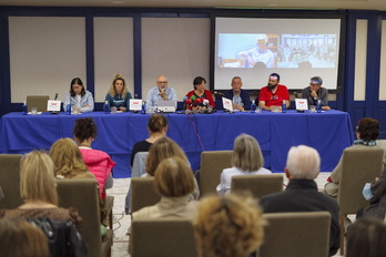 Representantes sindicales y miembros de la junta directiva de Adostuz explican los detalles de la sentencia en una rueda de prensa, en Bilbo. 