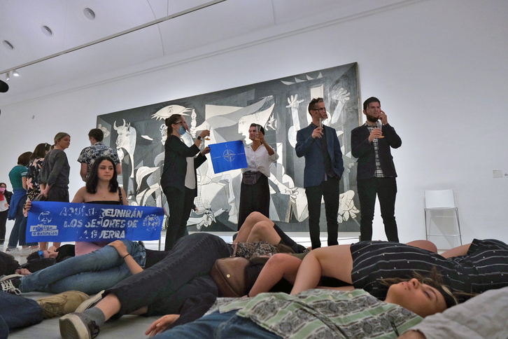 Protesta de Extinction Rebellion y Fridays for Future ante el ‘Guernica’ de Picasso. 