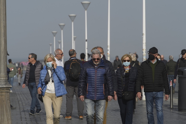 La pandemia ha mejorado la calidad del aire, pero no lo suficiente. Personas caminan junto al Kursaal en Donostia.