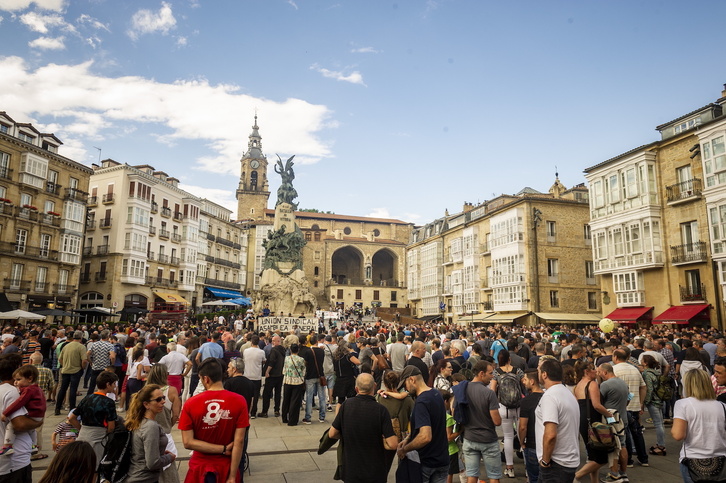 Movilización del pasado miércoles, 22 de junio, en la plaza de la Virgen Blanca con motivo de la jornada de huelga en la planta de Mercedes-Benz.