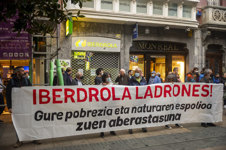 Concentración de protesta contra las tarifas de Iberdrola, en Gasteiz, el pasado 15 de octubre.