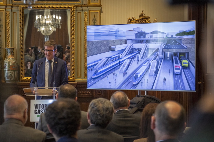 El alcalde de Gasteiz, Gorka Urtaran, durante la presentación del proyecto de soterramiento del TAV, en enero de 2019.