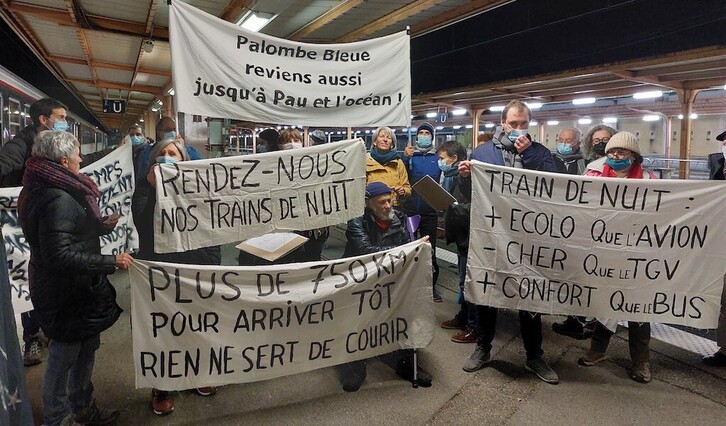 ‘Palombe Bleu’ izaneko gaueko trena berriz ere plantan emateko eta kostatik barnealdeko herrietara eramateko eginiko protesta bat.