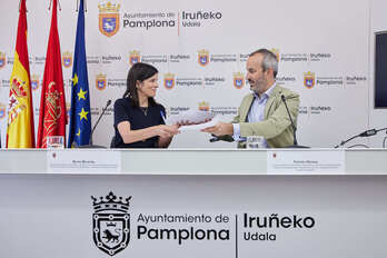 Berta Miranda y Fermín Alonso firman el acuerdo entre el Ayuntamiento de Iruñea y el Gobierno de Nafarroa. 