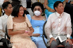 El nuevo presidente, con su madre, Imelda Marcos.