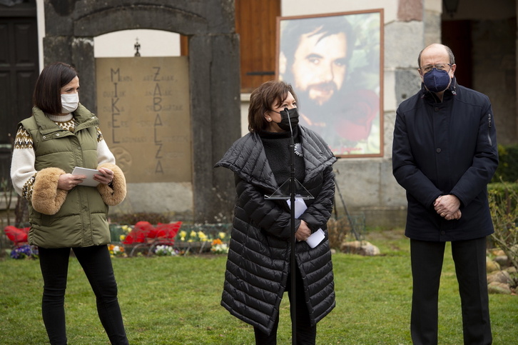 La consejera Artolazabal, Balmaseda (presidenta de la Comisión de Valoración) y el viceconsejero Rodríguez Ranz, en el acto oficial de reconocimiento del caso de Mikel Zabalza, el pasado febrero en Orbaitzeta.