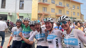 Elisa Balsamo, con el maillot verde, celebra con sus compañeras su primera victoria en el Giro.