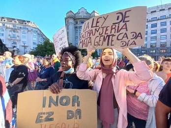 Carteles contra la Ley de Extranjería en la concentración de Bilbo.