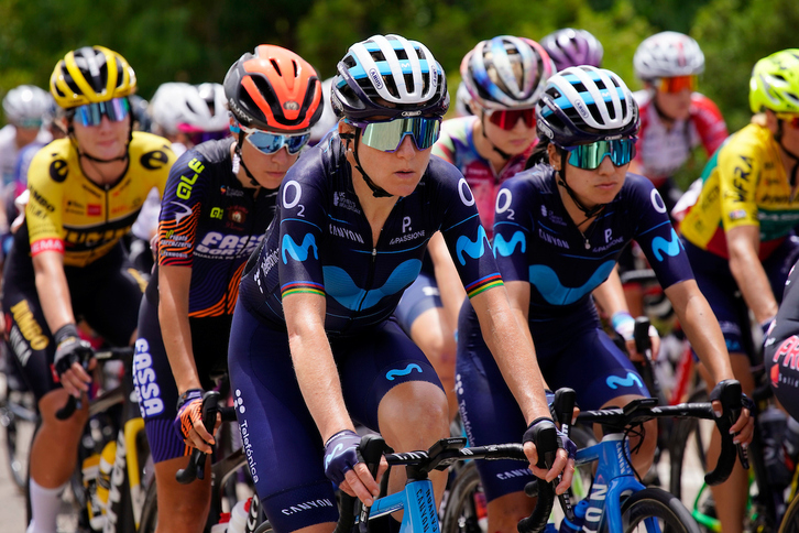 Annemiek van Vleuten junto a Paula Patiño en una etapa del Giro.