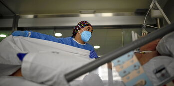 Una profesional atiende a un paciente en UCI del Hospital de Galdakao-Usansolo.