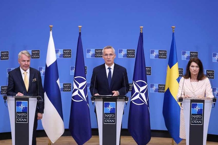 Los ministros de Exteriores de Finlandia, Pekka Haavisto, y de Suecia, Ann Linde, con el secretario general de la OTAN, Jens Stoltenberg, en el centro.