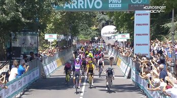 Elisa Balsamo celebra su segunda victoria en el Giro con la maglia ciclamino mientras Charlotte Kool se lamenta.