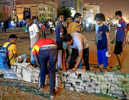 Jóvenes sudaneses levantan una barricada ante un hospital en Jartum.