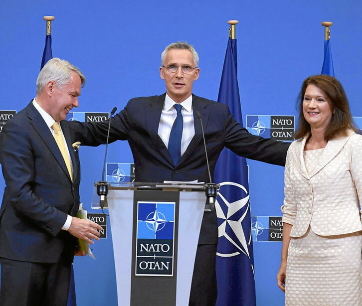 Stoltenberg, flanqueado por Haavisto y Linde.