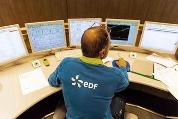 Un trabajador de EDF en la planta nuclear de Flamanville.