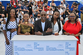 Haroun (centro) y su reparto femenino posando en Cannes.