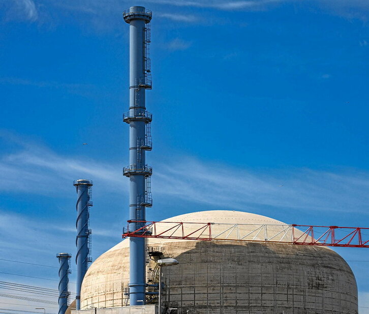 Chimeneas de un reactor de la planta nuclear de Milanville, Normandía.