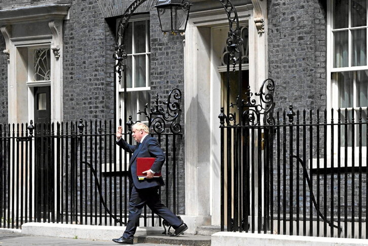 El primer ministro británico, Boris Johnson, sale del 10 de Downing Street.