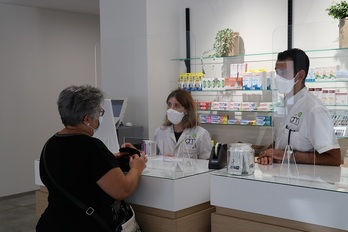 El Colegio de Farmacéuticos de València considera que hay que volver a utilizar mascarilla en interiores.