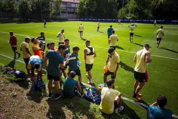 Los armeros, refrescándose durante su primer entrenamiento de la pretemporada en Atxabalpe.