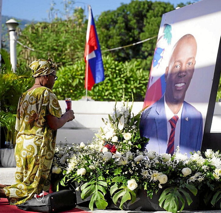 Una mujer rinde homenaje a Jovenel Moise.