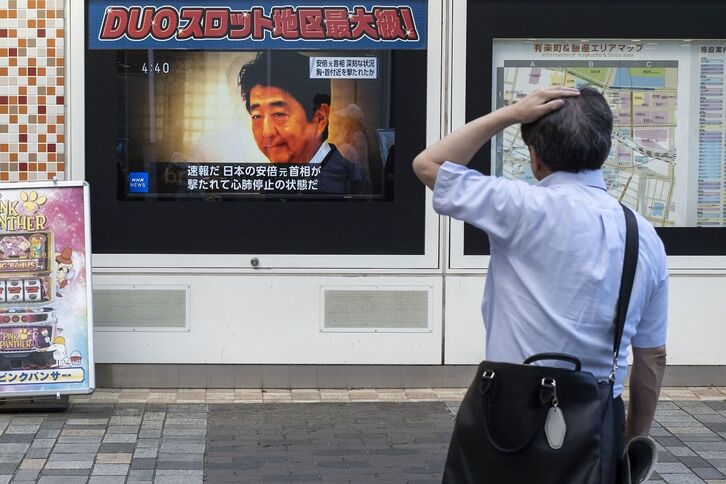 Un ciudadano ante un televisor que da cuenta del ataque a Shinzo Abe. 