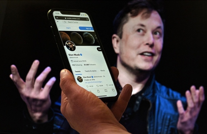 Elon Musk Teslako sortzaileak atzera egin du Twitter erosteko asmoetan.
