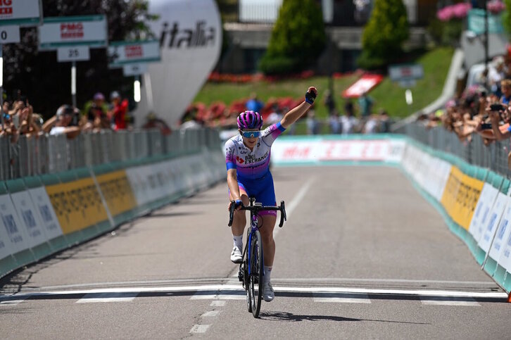 Kristen Faulkner celebra su segunda victoria en el Giro tras la lograda en la prólogo.