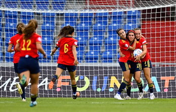 Ane Elexpuru es felicitada por sus compañeras tras marcar el gol que igualaba el marcador poco antes del descanso.