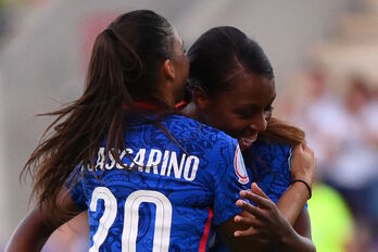 Cascarino se abraza a Geyoro, autora un hat-trick ante Italia.