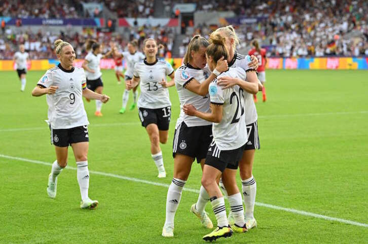 Las futbolistas alemanas celebran uno de sus cuatro goles a Dinamarca.
