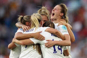 White enloquece abrazada por sus compañeras tras anotar el sexto a Noruega.