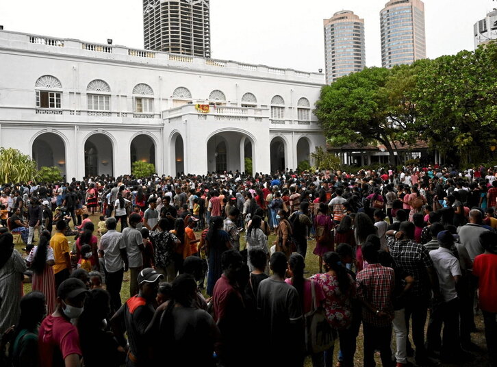 Miles de personas esperaban entrar al palacio presidencial abandonado por Rajapaksa.