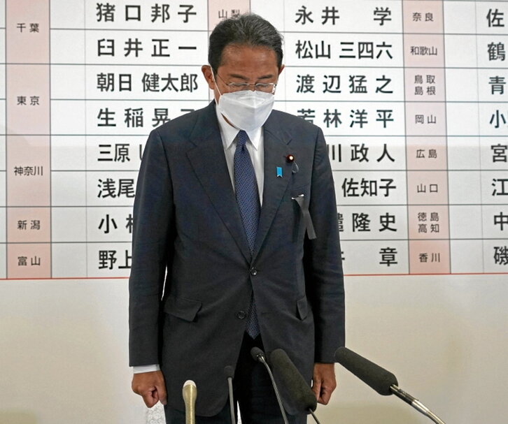 Fumio Kishida reza por Shinzo Abe en la sede del PLD.