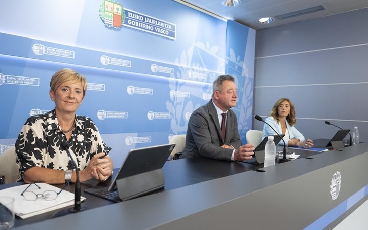 La consejera Arantxa Tapia, junto a Bingen Zupiria y Olatz Garamendi tras el Consejo de Gobierno. 