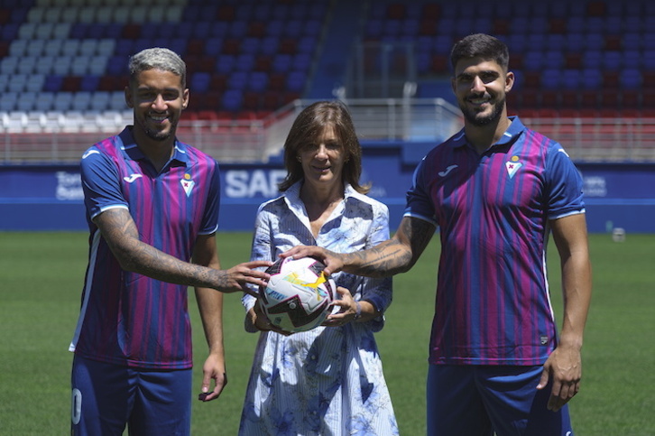 Matheus Pereira y Juan Berrocal posan en Ipurua junto a la presidenta azulgrana Amaia Gorostiza.