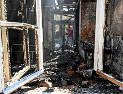 Un hombre apaga un fuego tras un ataque cerca de Slaviansk, en la región de Donetsk.