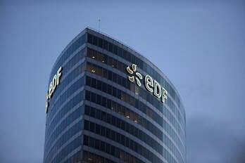 El logotipo del gigante energético francés en la Torre EDF del distrito de La Défense, al oeste de París.