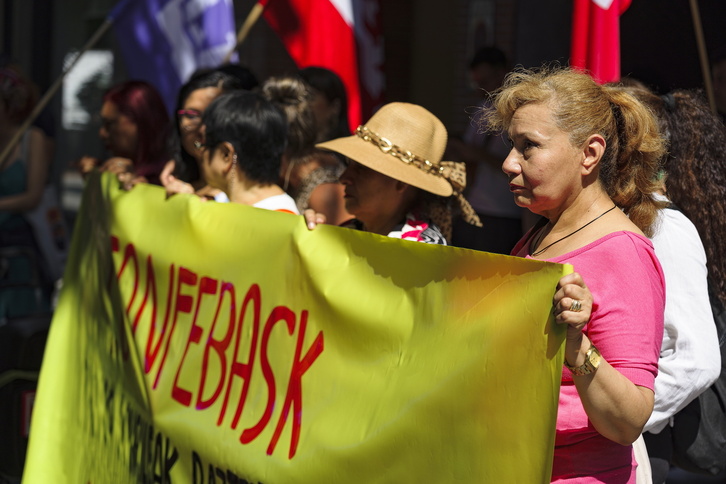 Protesta de trabajadoras del hogar ante Confebask en Bilbo.