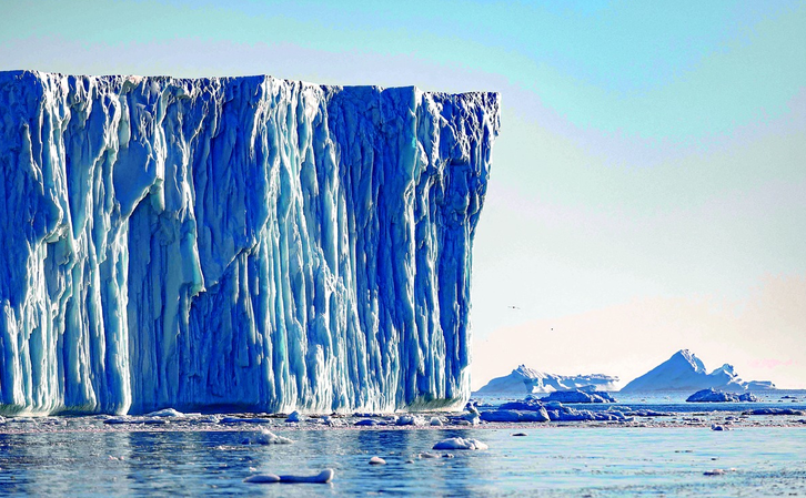 El cambio climático es una realidad constatada en numerosos lugares del planeta, también en Disko Bay, donde algunos de sus majestuosos glaciares lucen grandes grietas generadas por el aumento de temperaturas. 