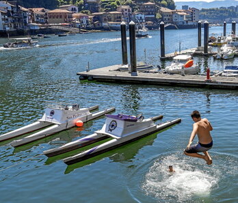 Varios niños afrontan el calor bañándose en la ría de Pasaia.