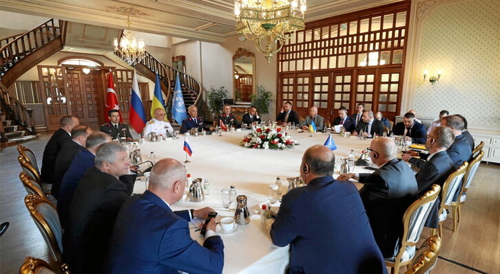 Las delegaciones de Rusia, Ucrania, Turquía y la ONU, ayer en Estambul.