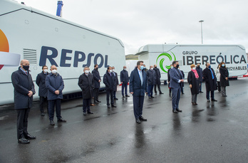 En el centro de la imagen, el consejero delegado de Repsol, Josu Jon Imaz, en un acto que tuvo lugar en el Puerto de Bilbo el 15 de enero de 2021.