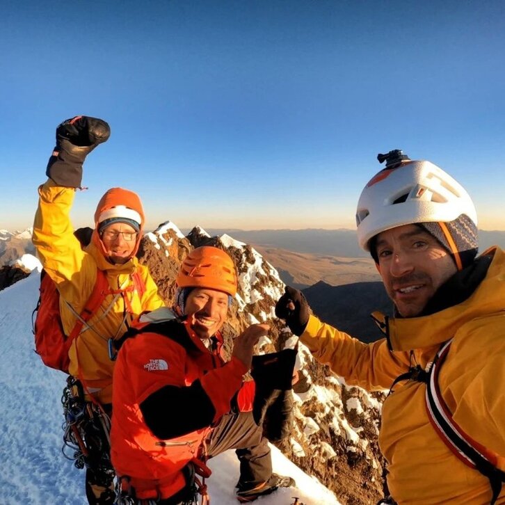 Los Hermanos Pou junto a Micher Quito tras abrir la vía "One Push". 