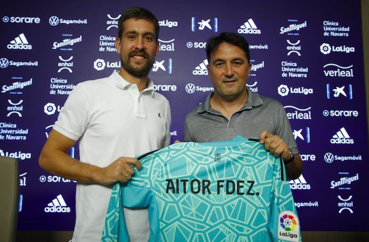 Aitor Fernández junto al director deportivo Braulio Vázquez.