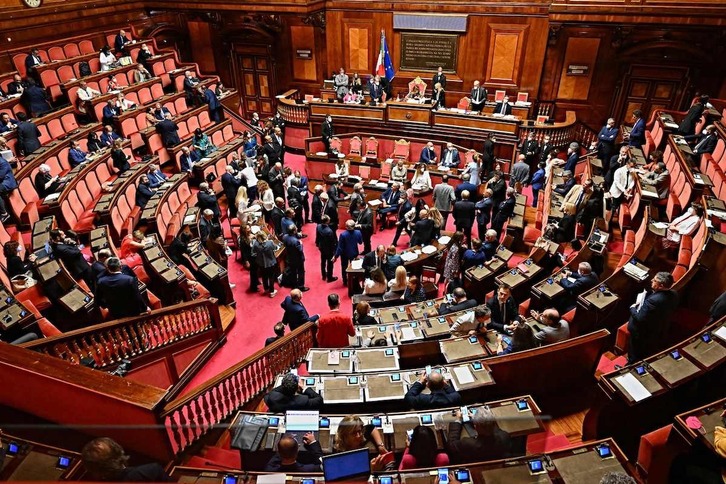 Vista general del salón del Senado antes del voto de confianza al Gobierno.